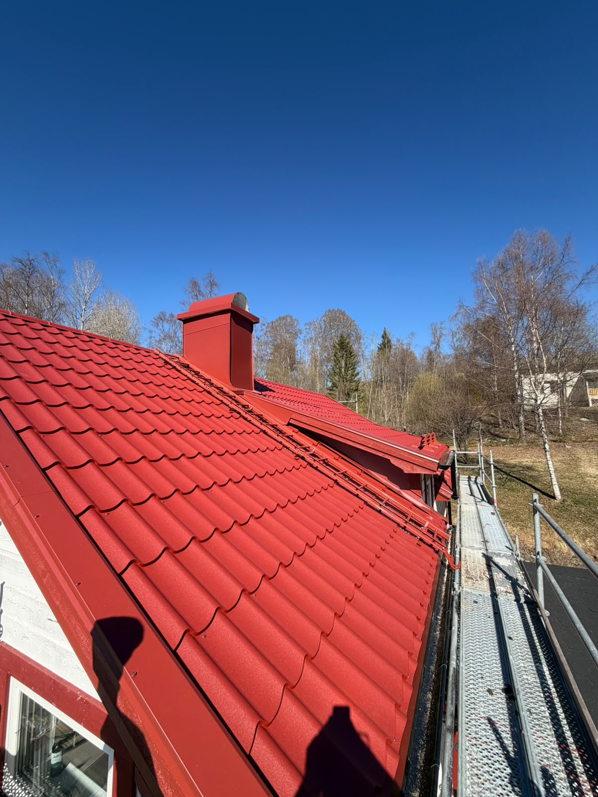 Nytt rött plåttak med matchande skorstensbeklädnad – Timrå