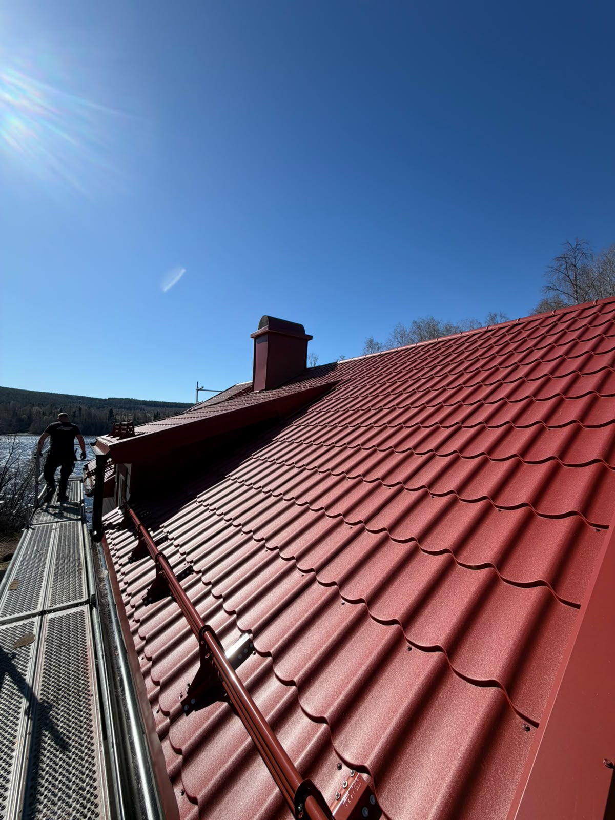 Nytt svart plåttak efter takbyte i Sundsvall